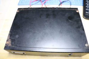 Bild: SINCLAIR Multimeter DM2 von unten mir Roststellen